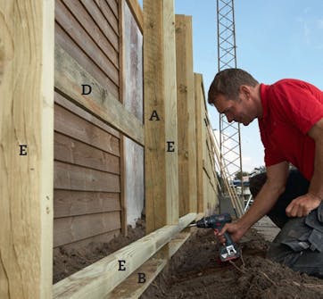 Støjhegn: Sæt lægter (E) fast vandret under de lodrette. Støjhegn: Sæt lægter (E) fast vandret under de lodrette.